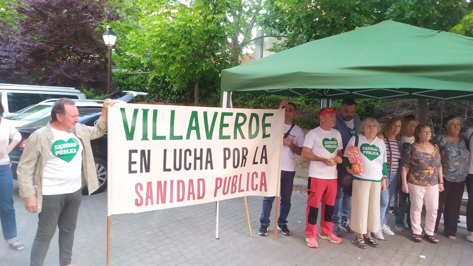 Vecinos de Villalverde inician una acampada frente al centro de salud de Los Ángeles