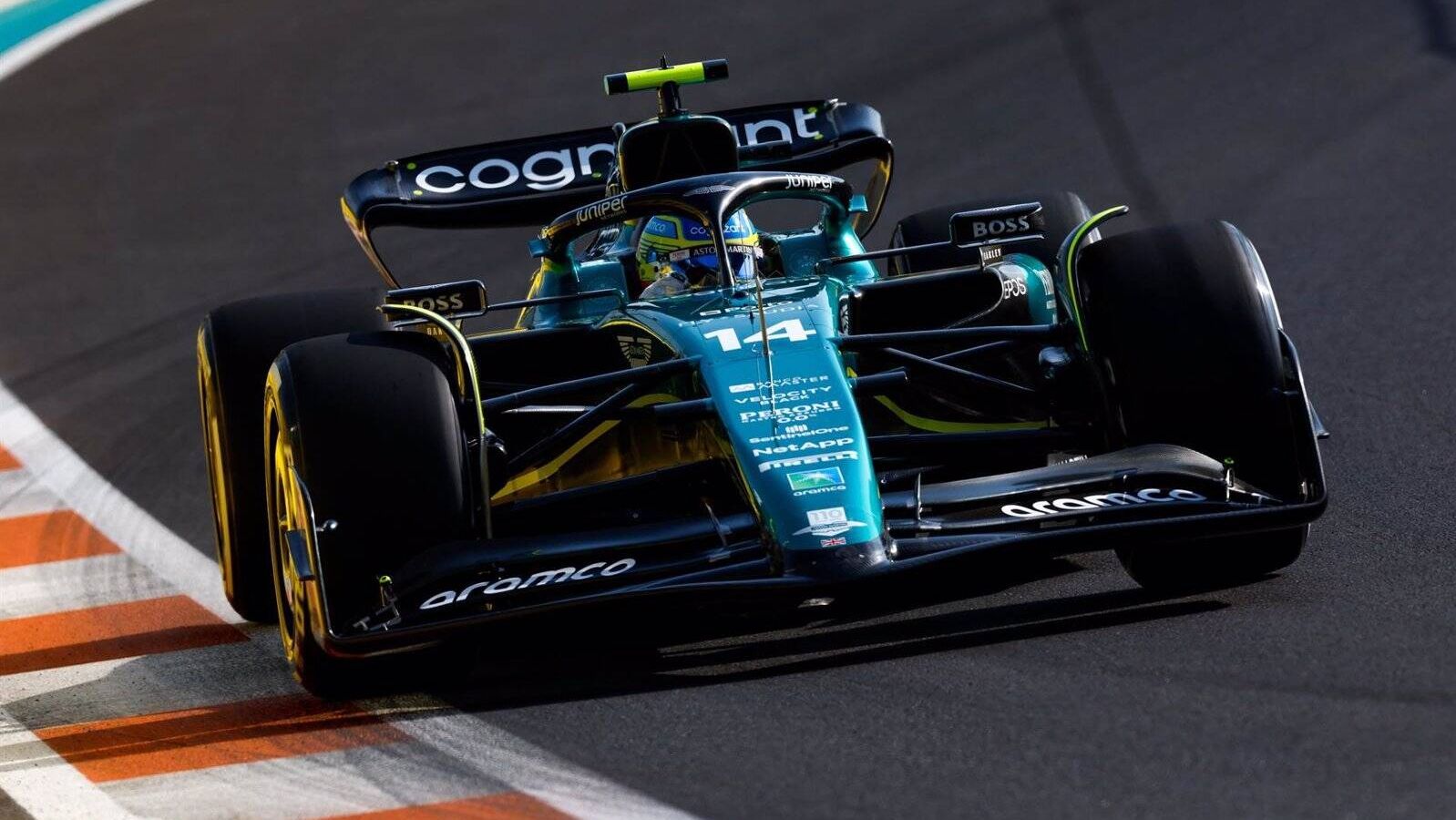 Alonso y Sainz, segundo y tercero en la parrilla de salida tras el accidente de Leclerc