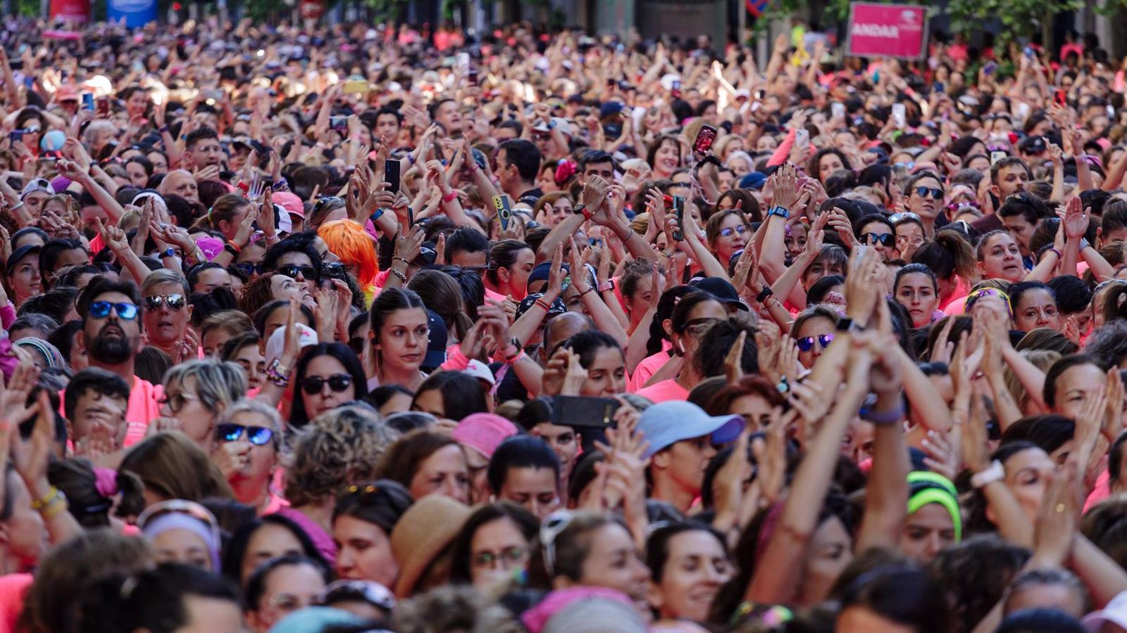 Más de 32.000 mujeres inundan de rosa el centro de Madrid contra el cáncer de mama en la XIX Carrera de la Mujer