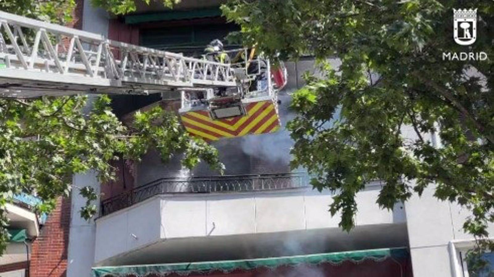 Intoxicado un hombre de 53 años en el incendio de una vivienda en la calle Embajadores