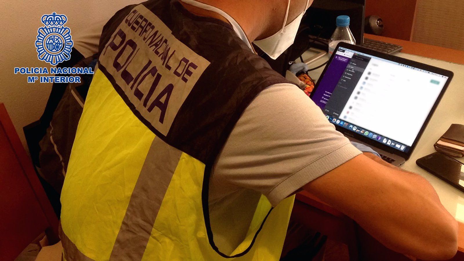 Cerca de 70 detenidos por bloquear con un 'bot' el sistema de citas de extranjería y revenderlas
