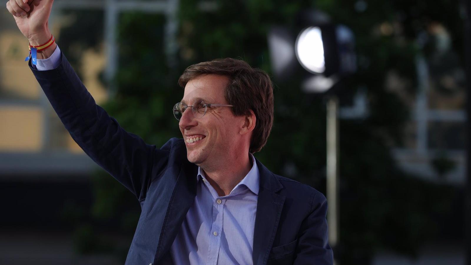 Martínez-Almeida se compromete a que la Teasistencia para mayores de 85 años sea gratuita