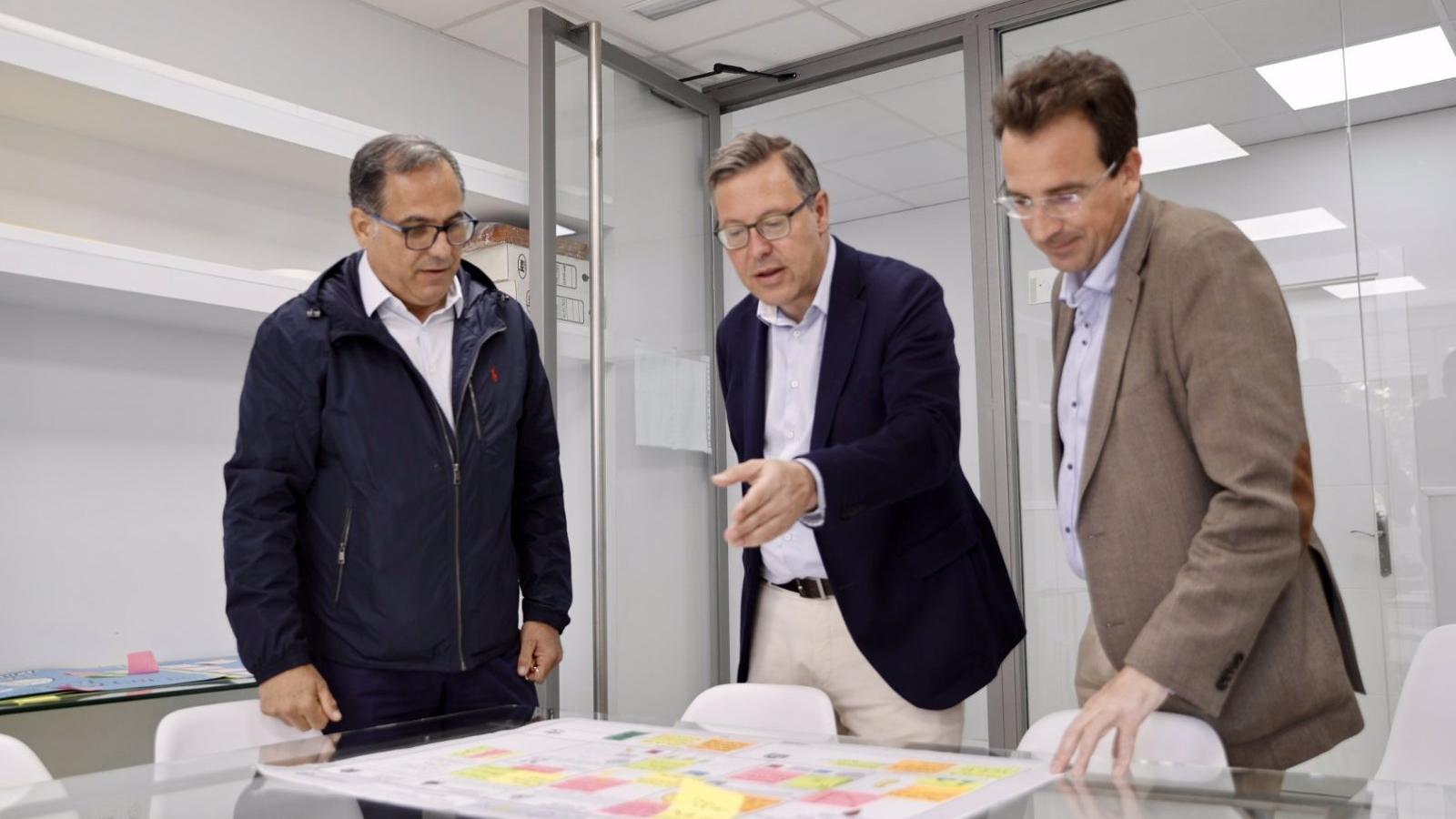 Serrano junto al candidato popular Miguel Ángel Recuenco, visita el IES Luis Vives de Leganés, "ejemplo de la apuesta del PP por la FP"