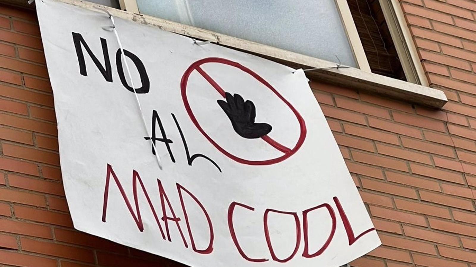 Vecinos de Getafe Norte comienzan a colgar avisos en las ventanas que dicen "No al Mad Cool"