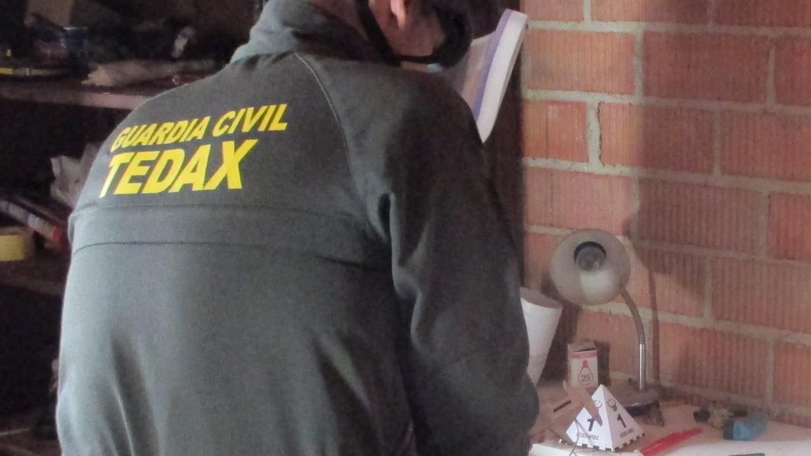 Los Tedax inspeccionan la casa del hombre herido tras explotarle un artefacto de la Guerra Civil en Pelayos