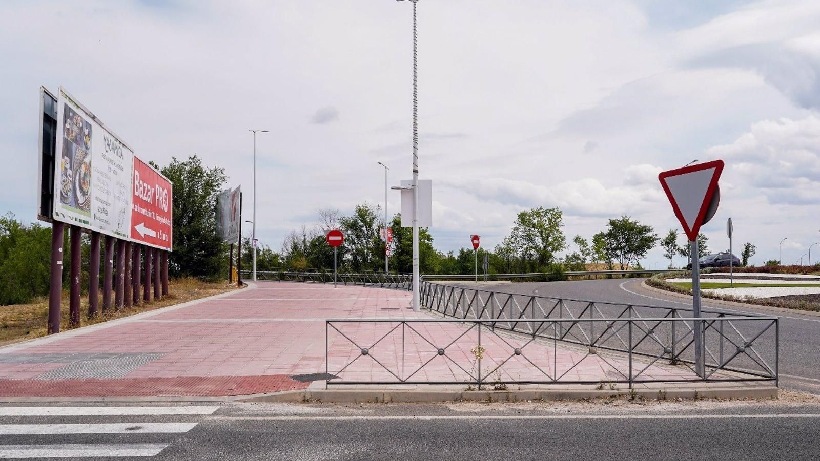 Torrejón amplia el tramo de acera junto a la rotonda del avión de acceso a la base área
