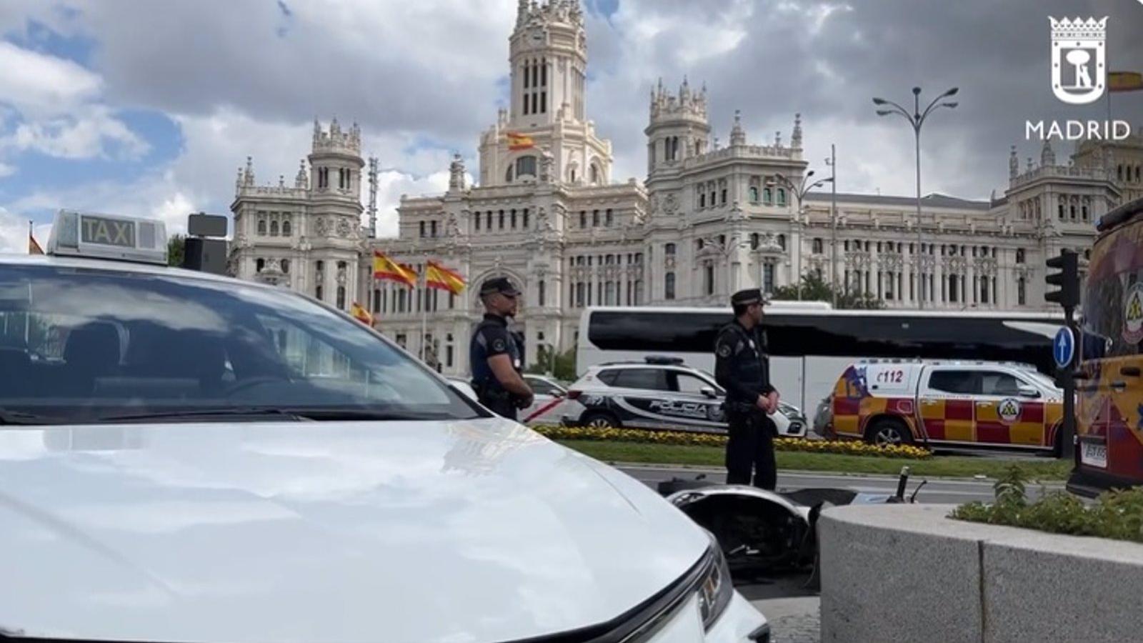 Herido un motorista al chocar contra un taxi en Cibeles cuando huía de la Policía