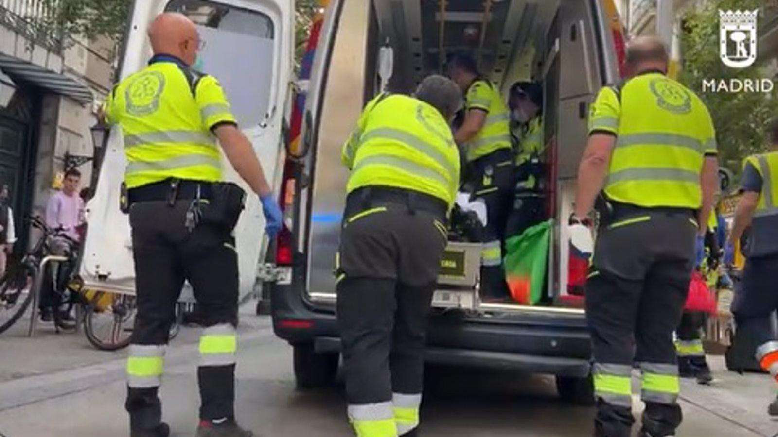 Sanitarios del Samur revierten la parada cardiaca que sufrió un anciano que se atragantó en la calle Arenal