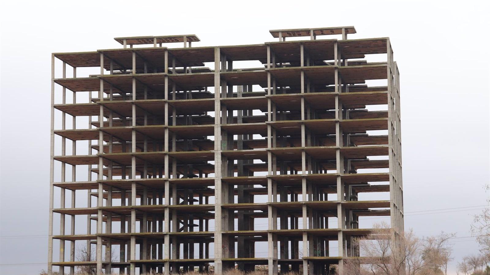 Ciempozuelos pospone la demolición del 'esqueleto' para proteger una colonia de vencejos