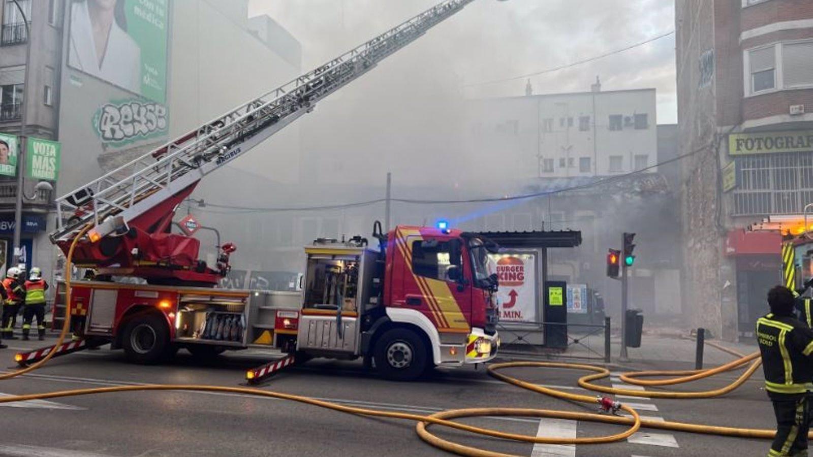 Herido un hombre al saltar desde un primer piso al incendiarse un edificio abandonado en Puente de Vallecas