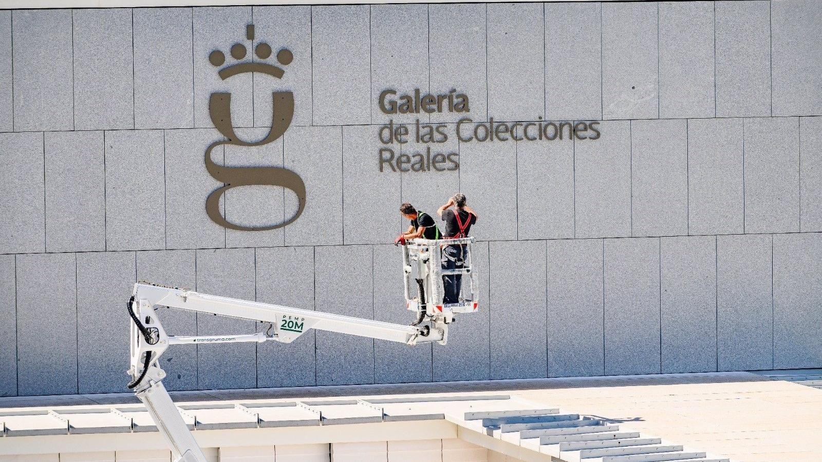 Patrimonio Nacional ultima la Galería de Colecciones Reales con la colocación de un logo de casi cinco metros