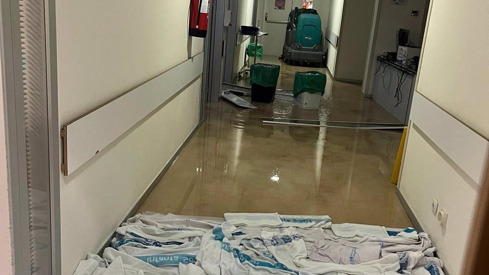 Una rotura de una tubería en el Hospital Infanta Sofía en Sanse provoca inundaciones tras la tromba de lluvia