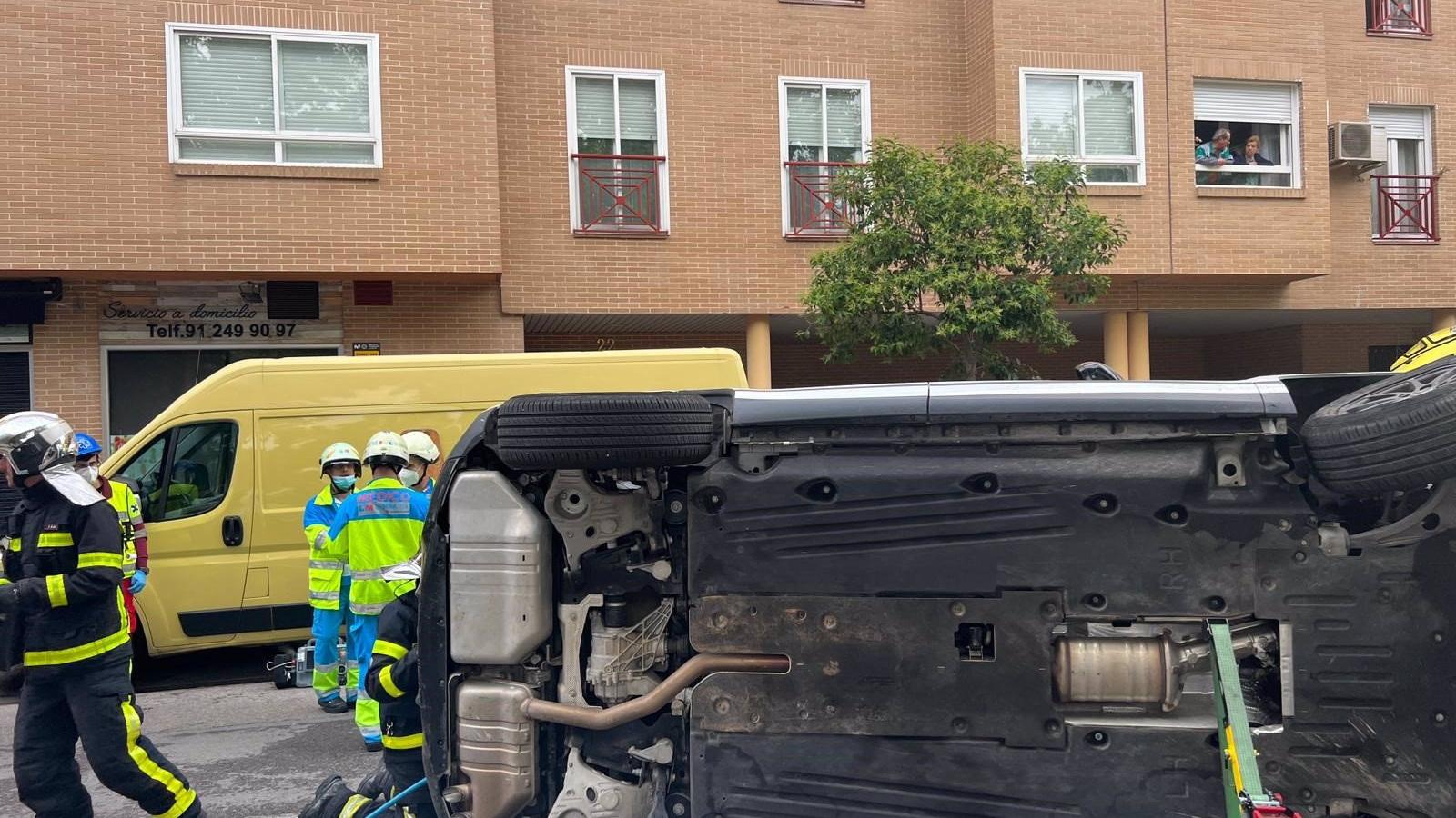 Herido un hombre de 74 años en Parla al impactar un todoterreno contra varios vehículos estacionados