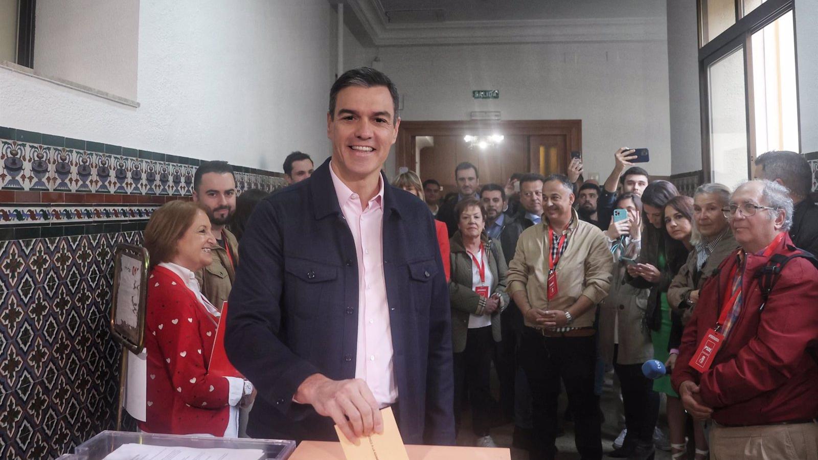 Algún aplauso y "¡Que te vote Txapote!" para Sánchez cuando acude a votar