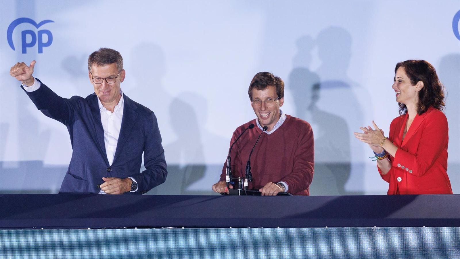 Feijóo, Ayuso y Almeida celebran en Génova la contundente victoria en Madrid