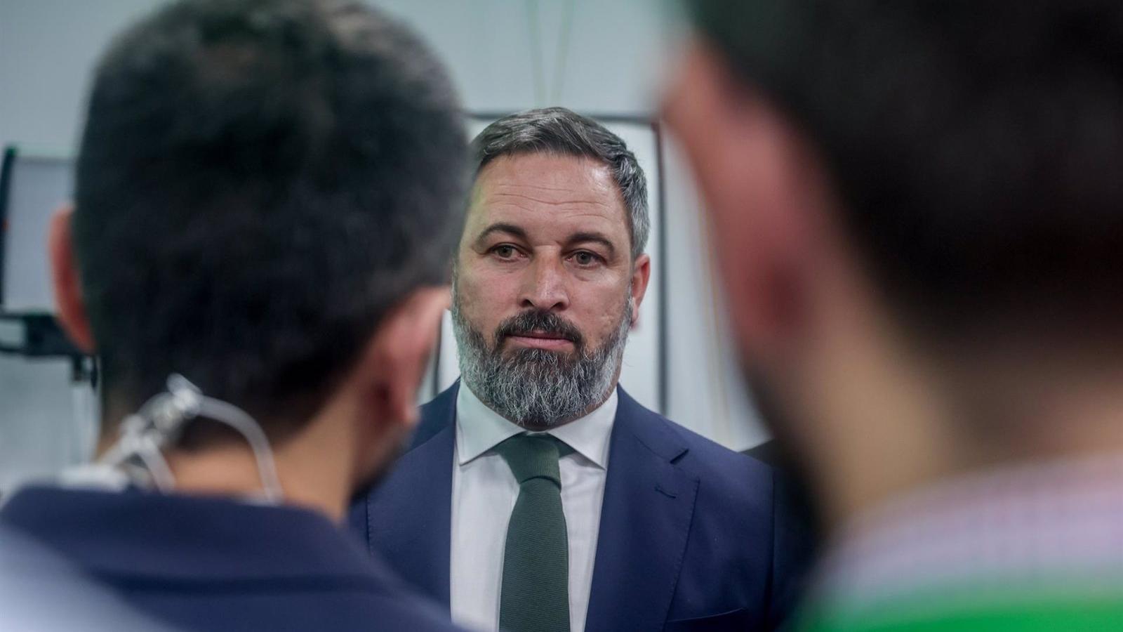 Abascal tiende la mano al PP para pactar y dice que ahora Feijóo tiene que elegir: "O Vox u otro camino"