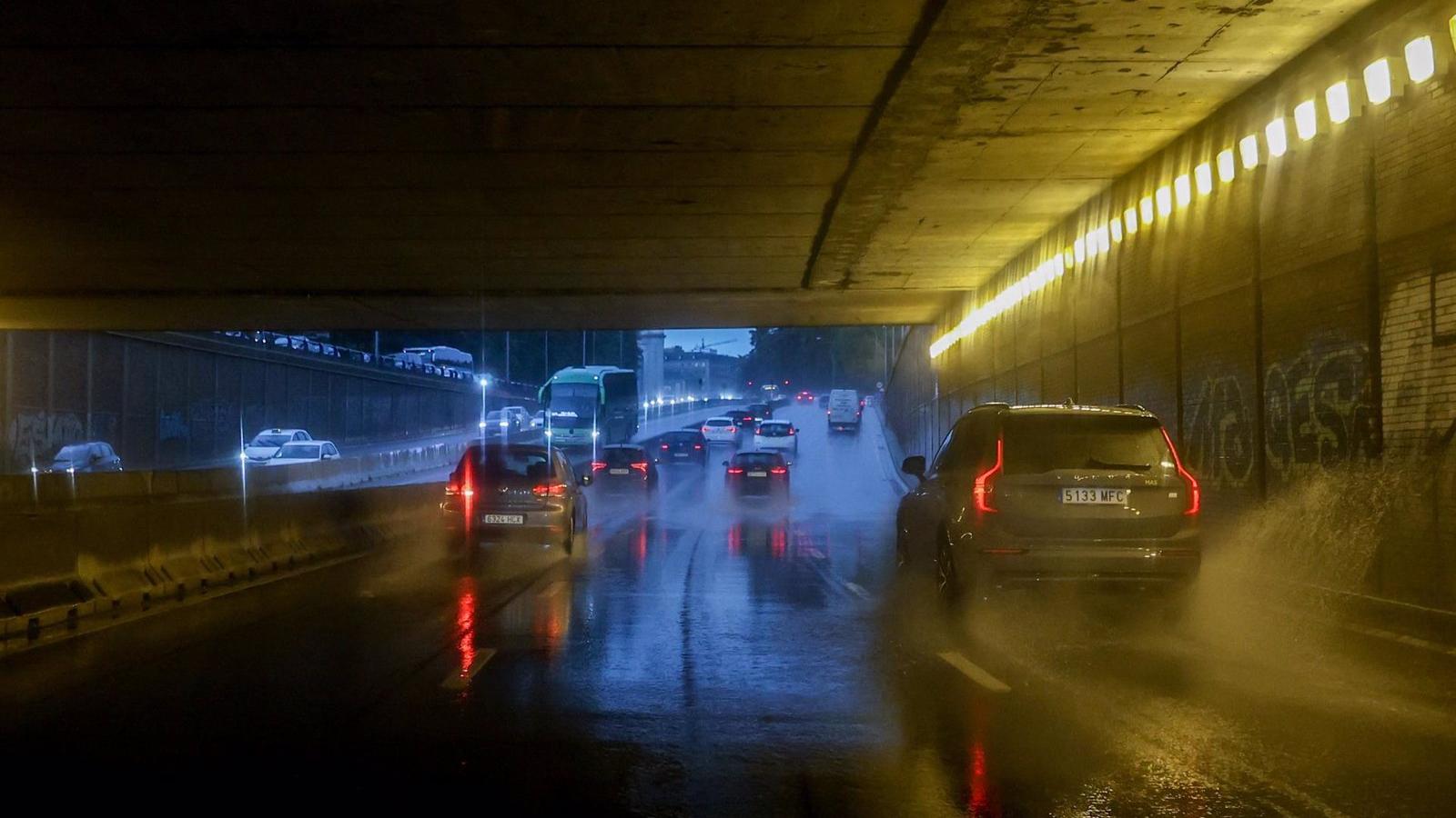 La lluvia provoca incidencias en varias líneas de Metro y en Barajas y obliga a cerrar la A-2