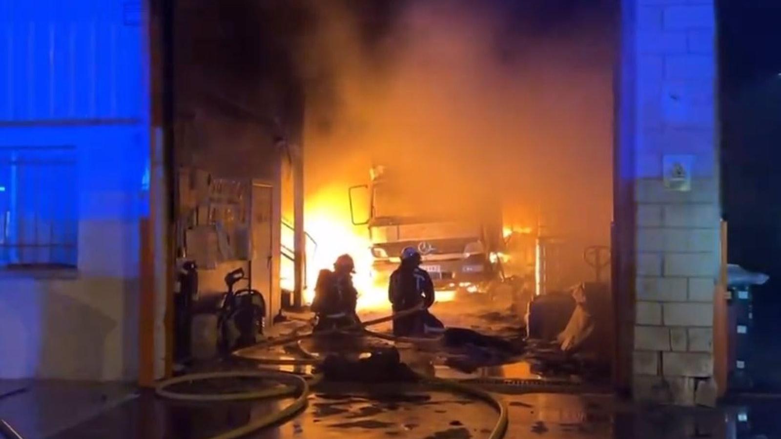 Controlado un incendio sin heridos en dos naves industriales en Campo Real