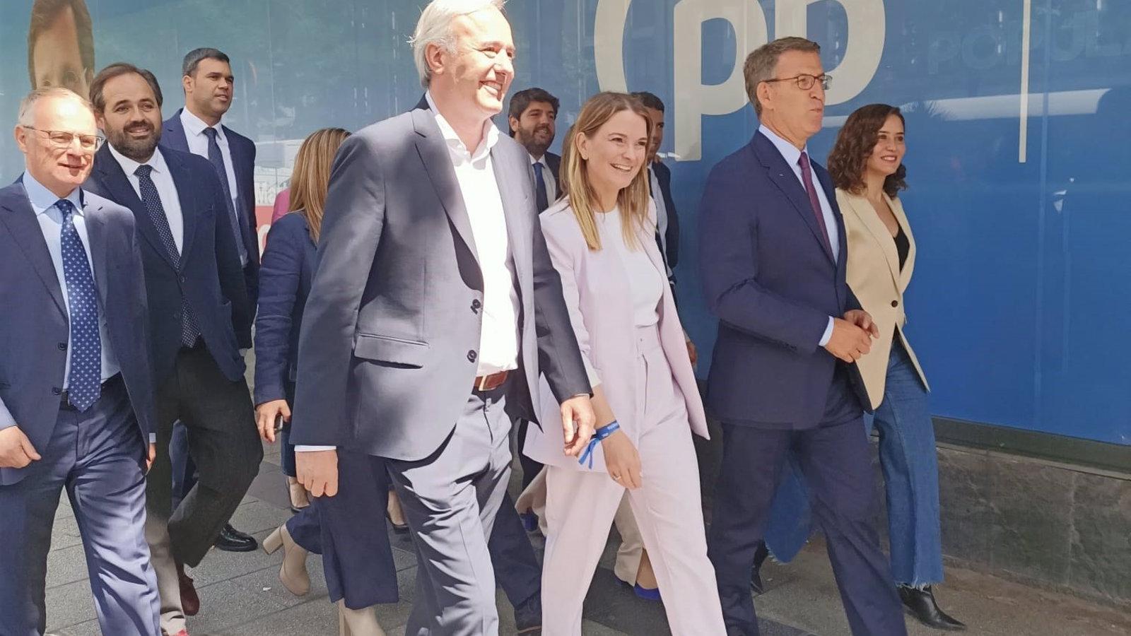 Ovación y aplausos a Feijóo y sus candidatos autonómicos del 28M a su llegada a 'Génova'