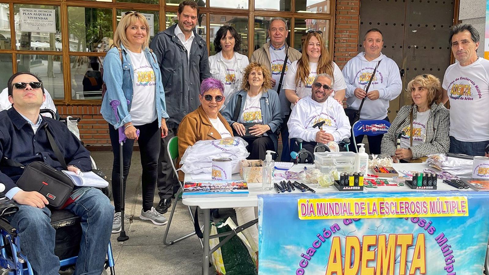Torrejón se suma al Día Mundial de la Esclerosis Múltiple con una mesa informativa en la Plaza Mayor