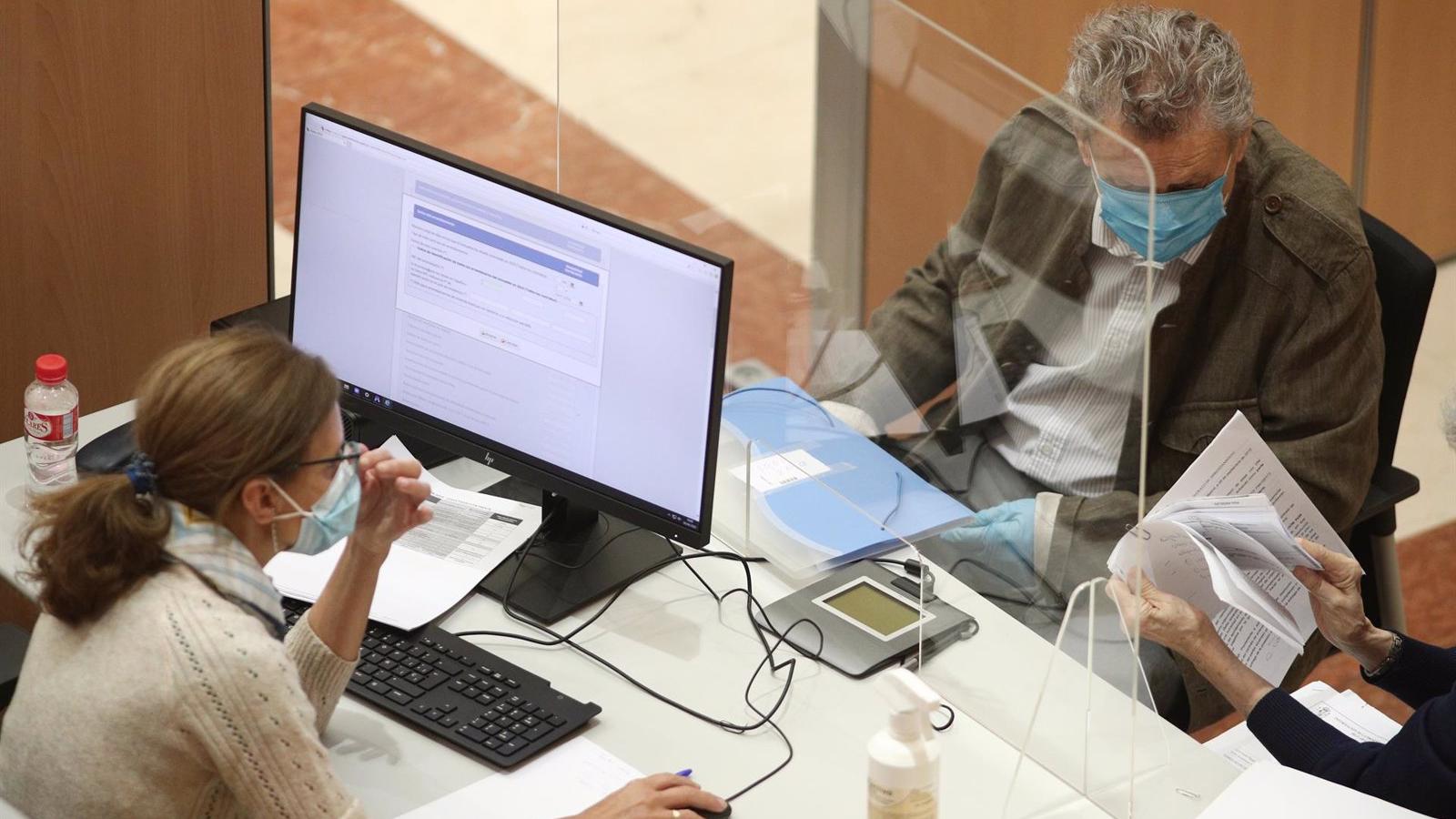 Los mayores de 65 años de la capital dispondrán de un nuevo servicio presencial para elaborar su declaración de la renta