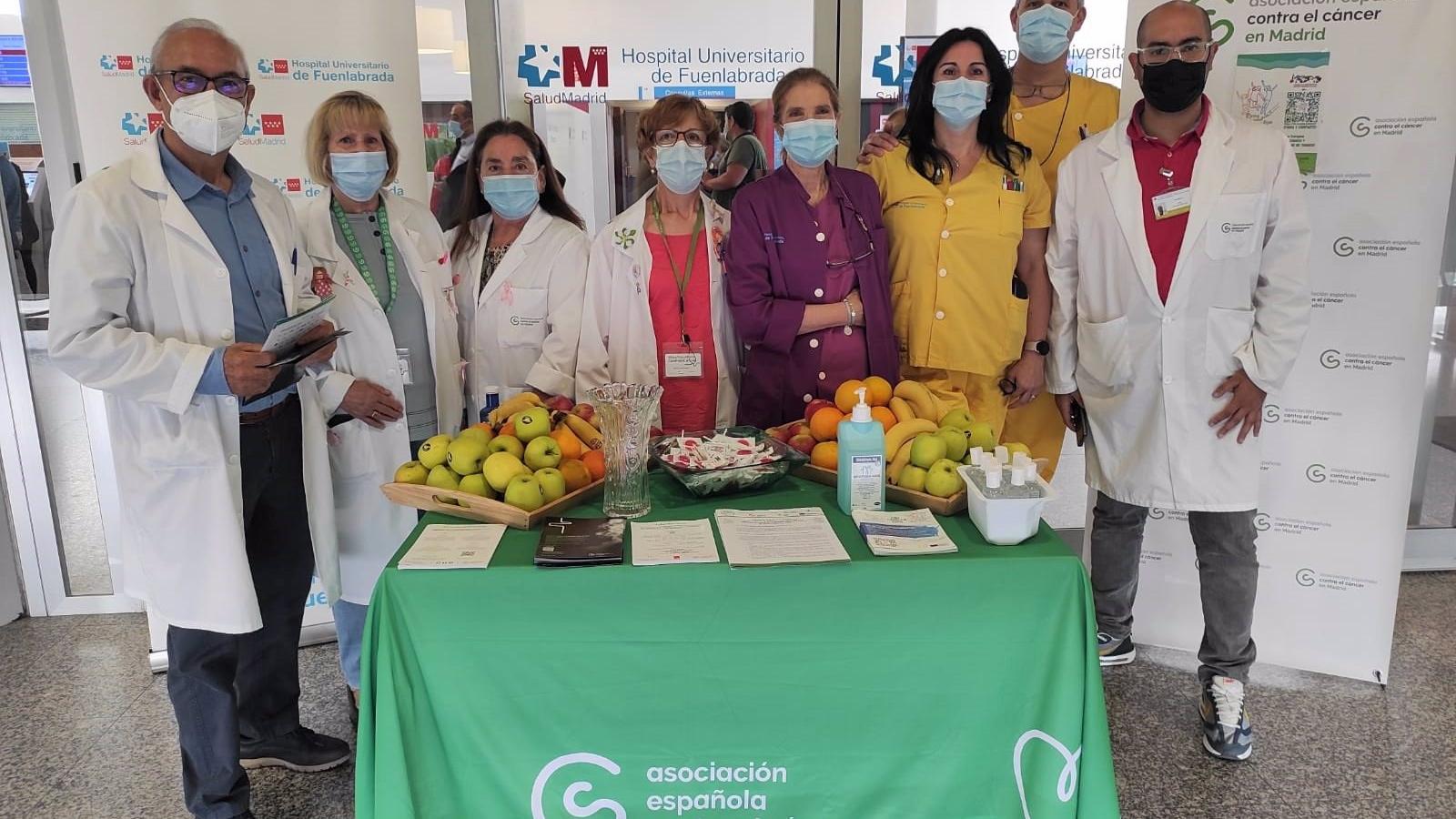 El Hospital de Fuenlabrada conciencia desde un punto informativo sobre los riesgos que produce el tabaco