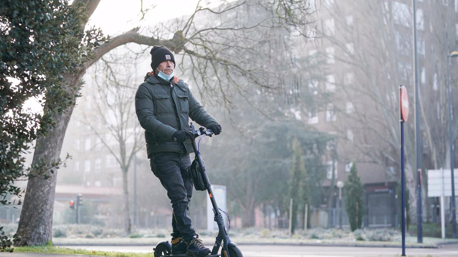 La UPM 'receta' regular los patinetes compartidos con bases fijas en el centro y su integración en el transporte público
