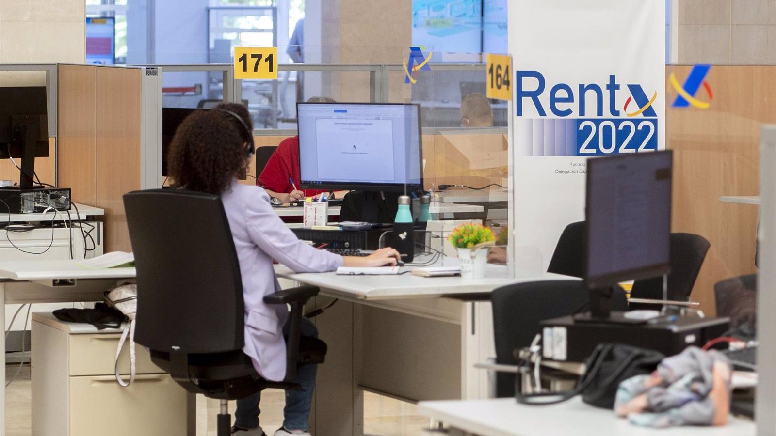 La Agencia Tributaria atiende en sus oficinas a los contribuyentes para la declaración de la Renta