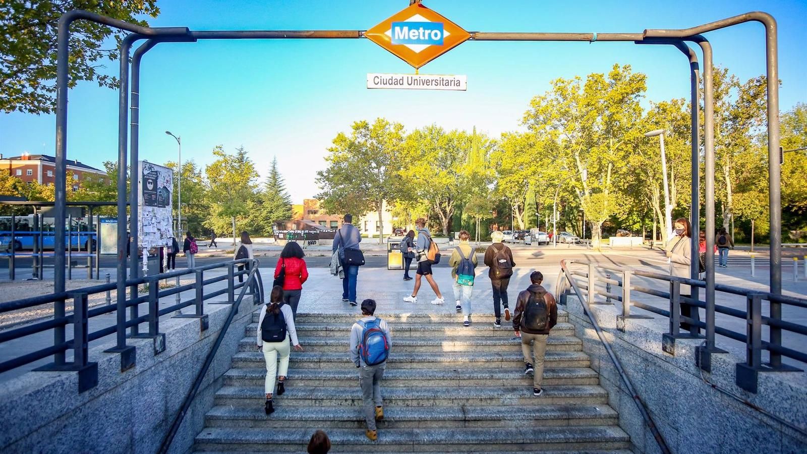 Metro reforzará hasta un 62% su servicio por la EvAU y se aumentarán frecuencias en 10 líneas interurbanas de autobús