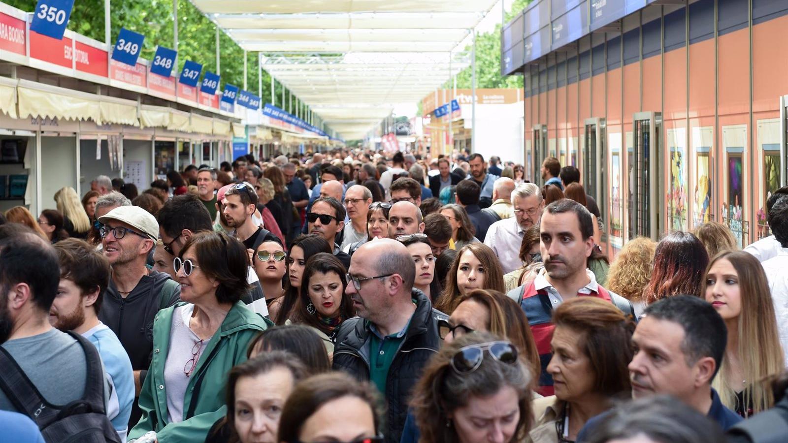 La Feria del Libro resiste a las fuertes lluvias en su primera semana