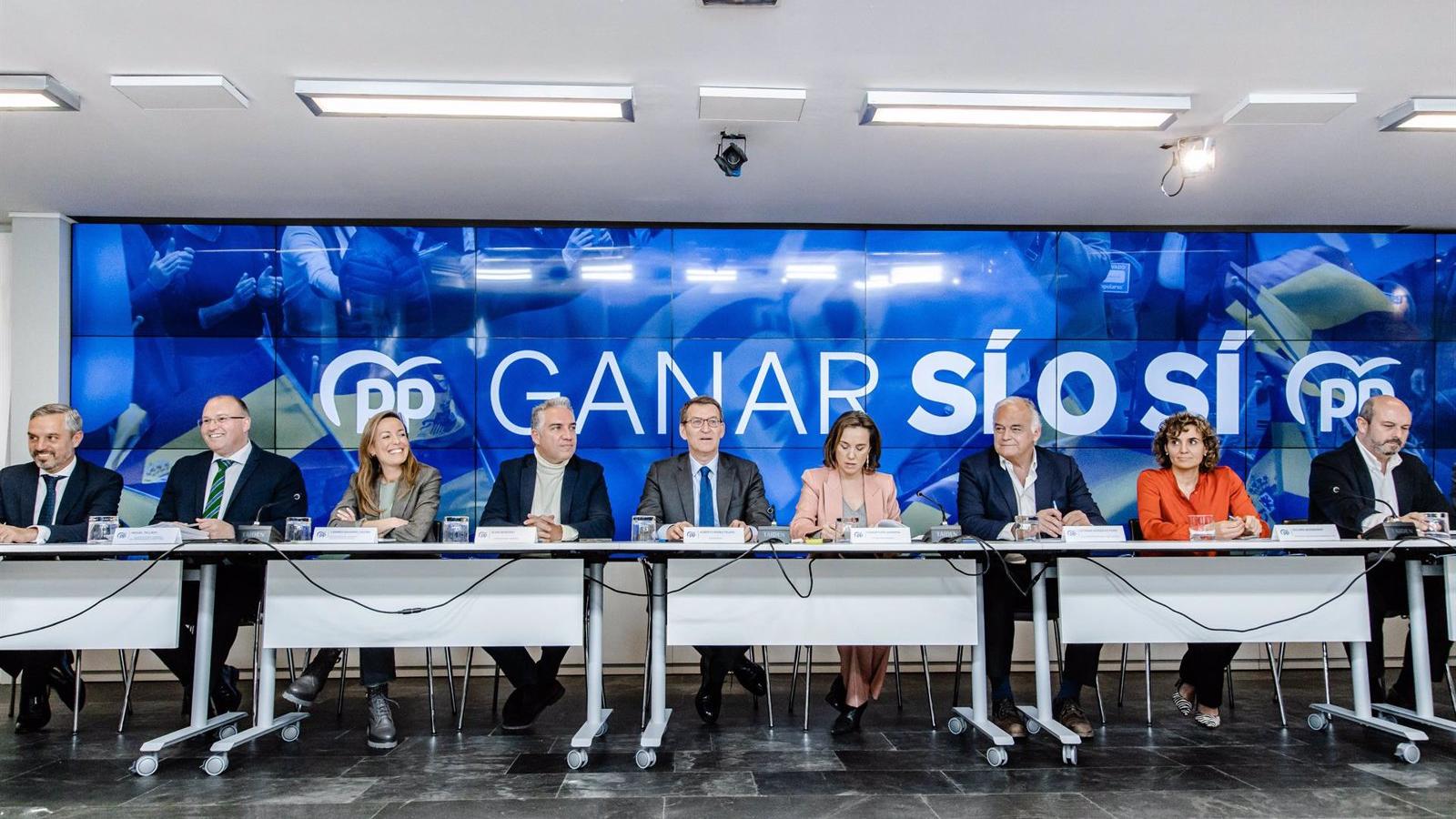 Feijóo confía a Bendodo la coordinación de la campaña, a Gamarra el programa y a Tellado las candidaturas