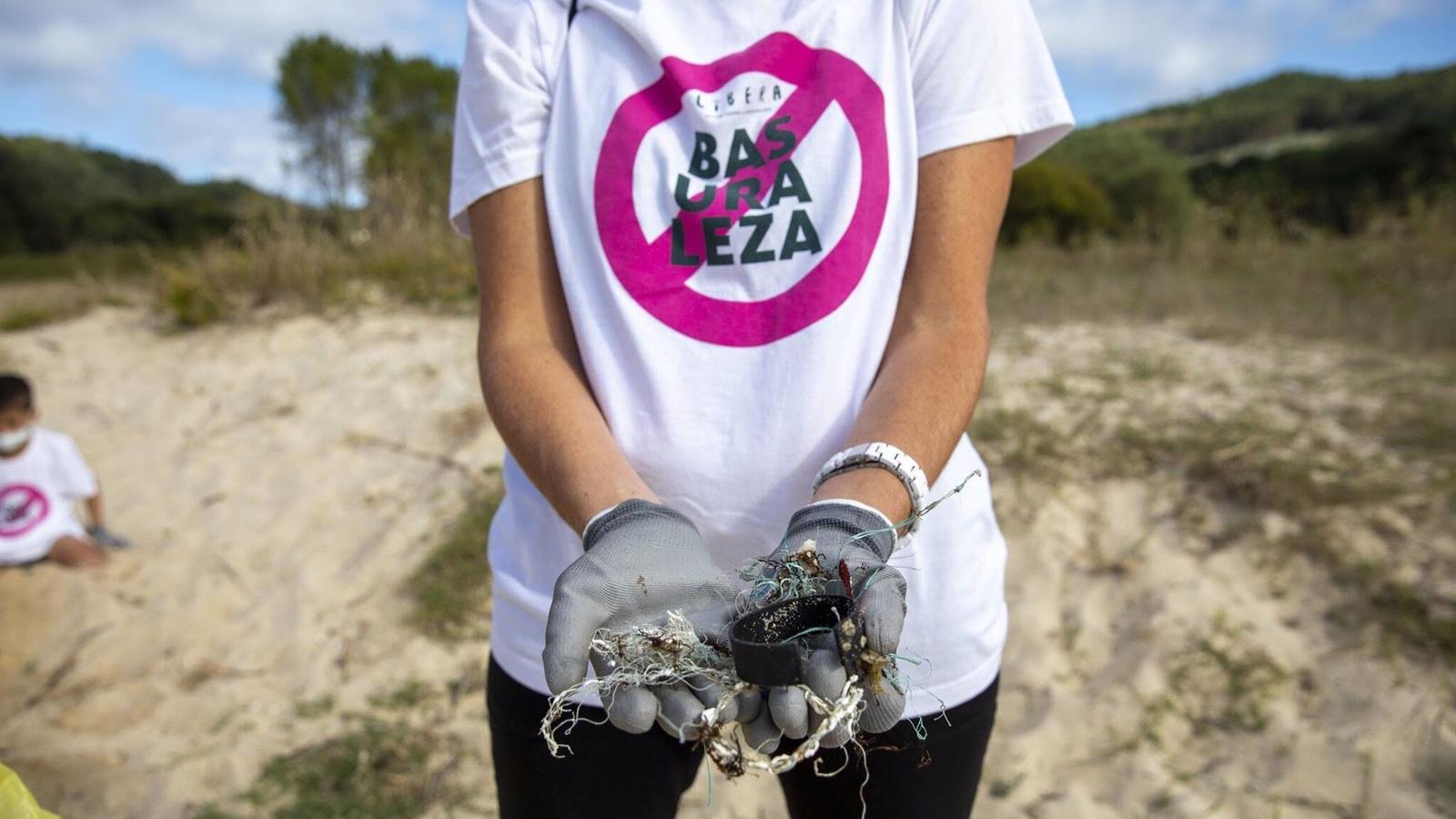 Miles de voluntarios en Madrid liberan de 'basuraleza' enclaves naturales de la región