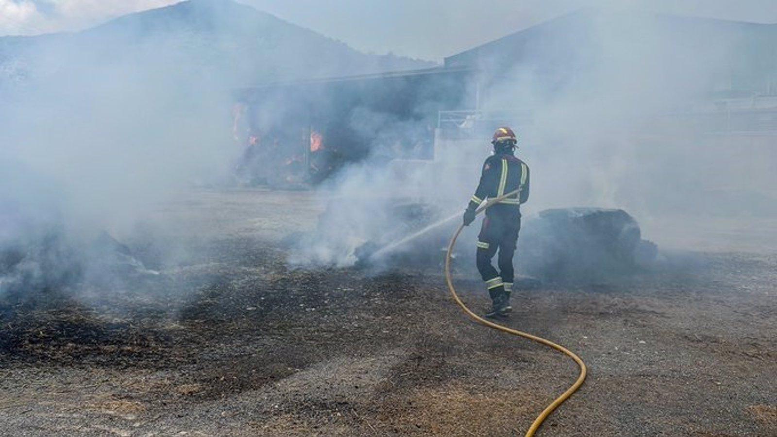 Extinguido un incendio en un complejo ganadero en Valverde de Alcalá