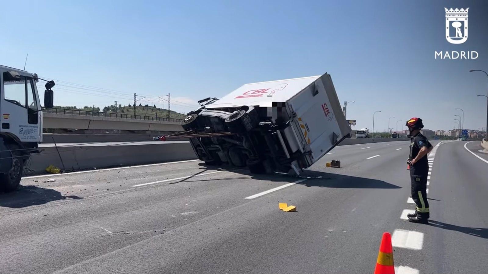 Importantes atascos en la A-4 sentido salida por el choque de dos camiones