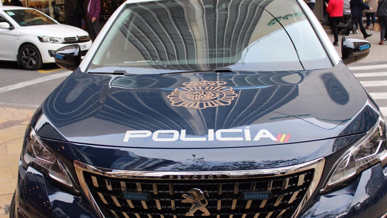  Roban un bar de Hortaleza y un agente efectúa varios disparos para evitar que embistan al coche patrulla