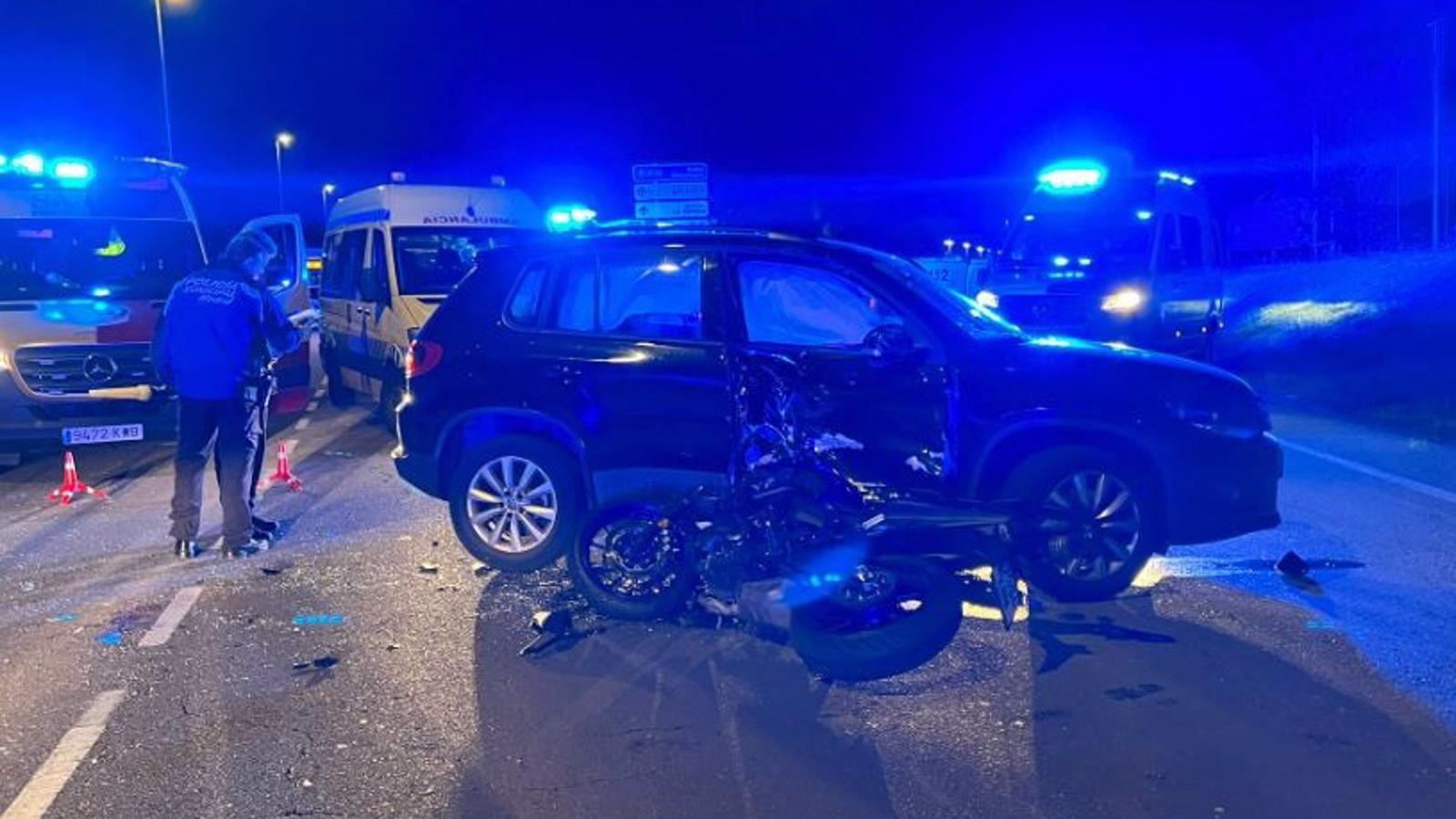 Grave un motorista tras colisionar con un turismo en Latina