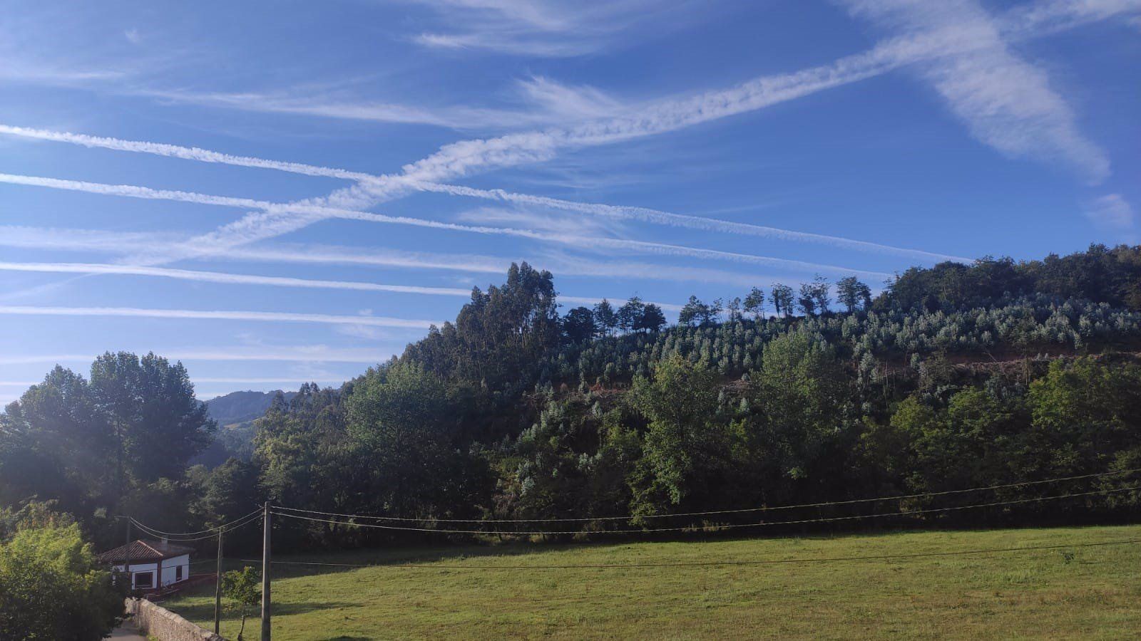 La Fiscalía de Medio Ambiente de la región recibe cincuenta denuncias relacionada con las estelas de los aviones