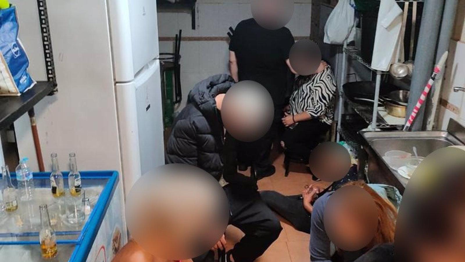  Descubren una cafetería en Usera con un cuarto oculto donde se practicaban orgías