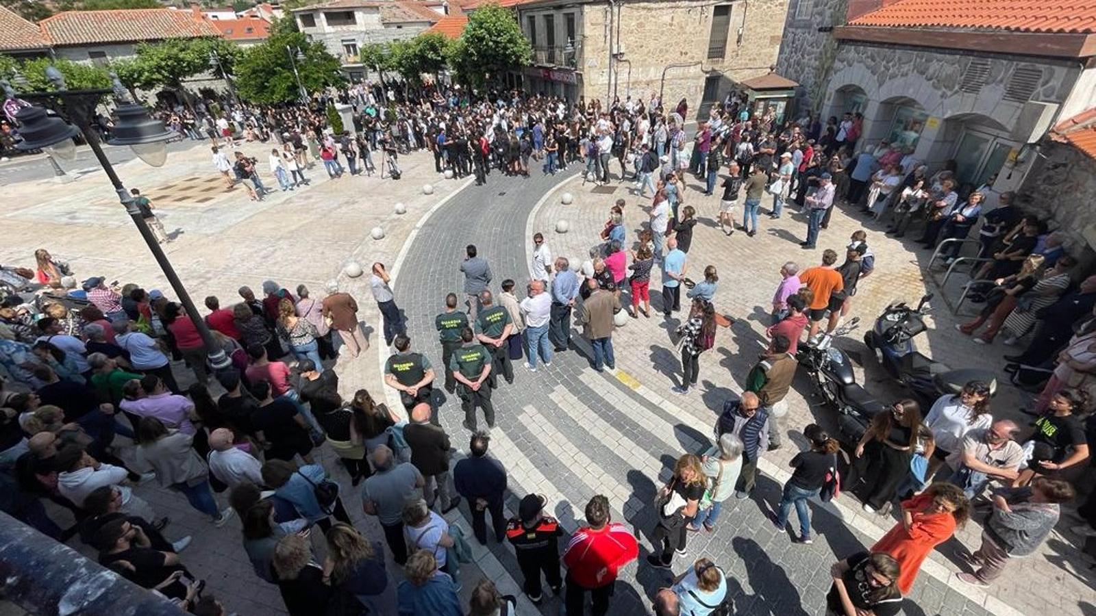 Los vecinos de Moralzarzal despiden a las jóvenes fallecidas en el accidente de tráfico en la M-608