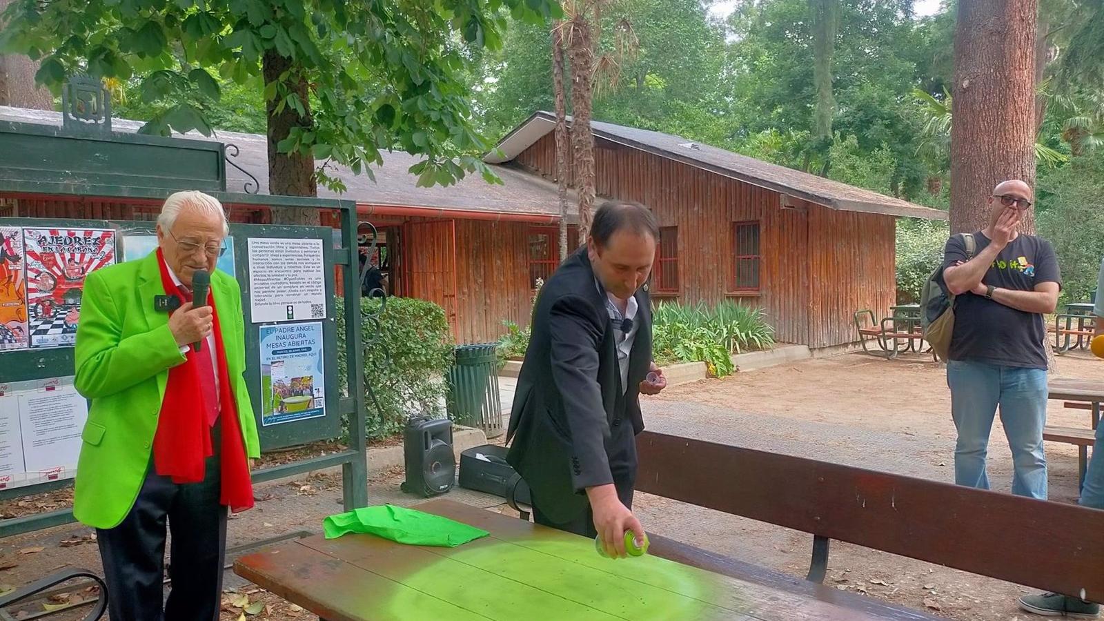 Una 'Mesa Abierta' en El Retiro contra la soledad con el Padre Ángel como embajador