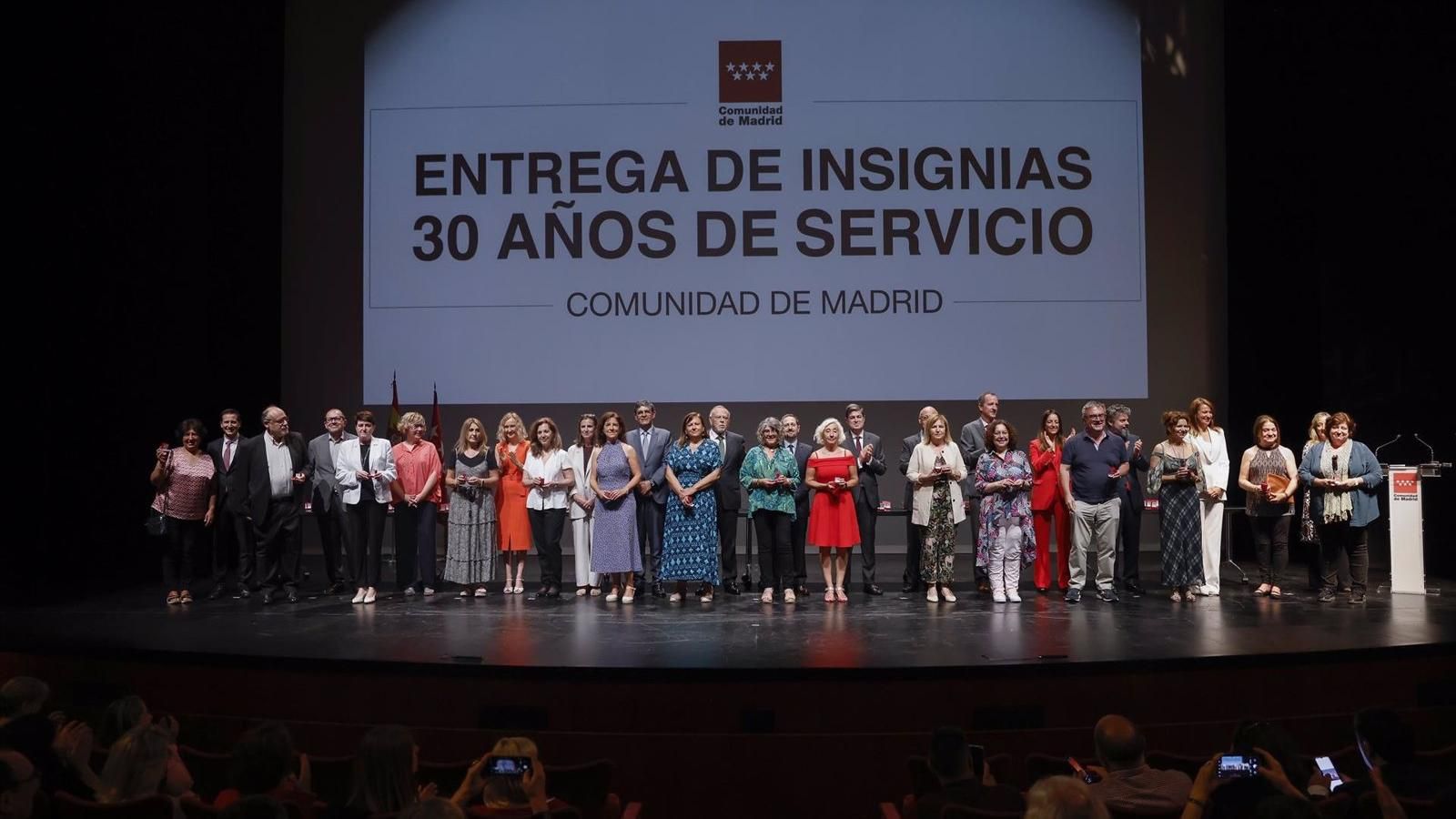 La Comunidad de Madrid reconoce a los trabajadores públicos con más de 30 años de servicio