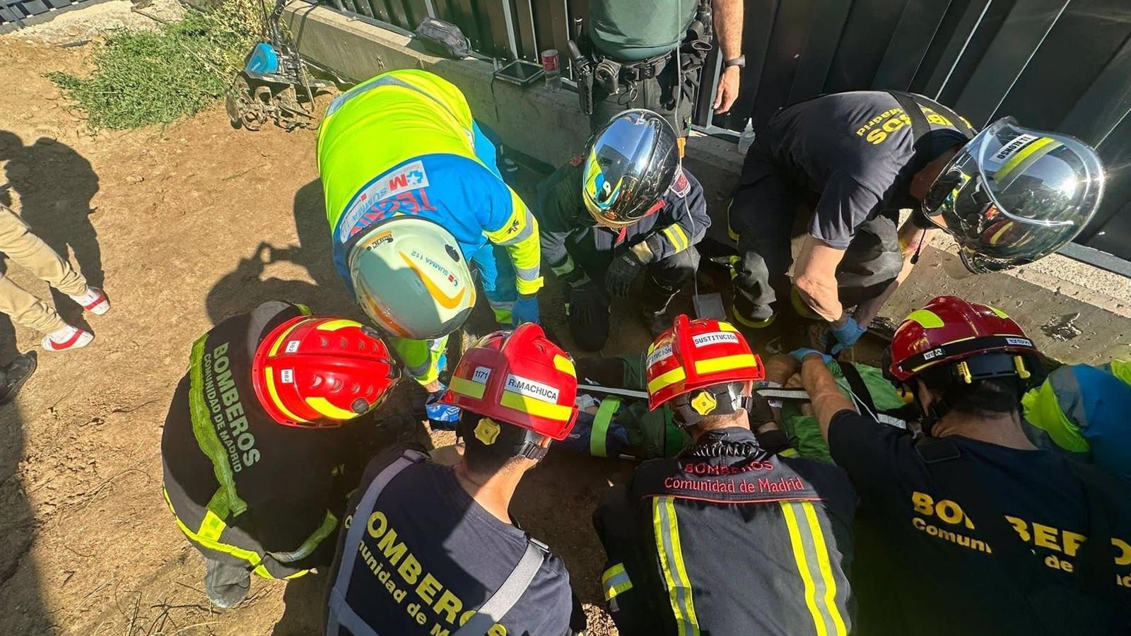 Herido grave un trabajador al atraparse una pierna entre las aspas de una motoazada en Boadilla