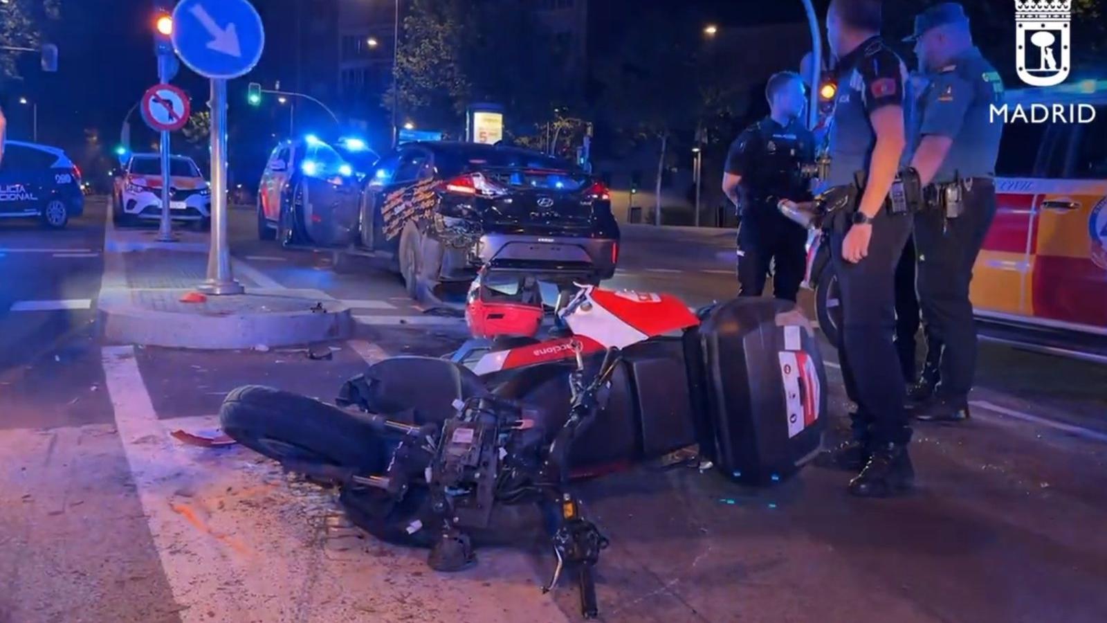 Ingresado con pronóstico grave un conductor de moto tras chocar con un coche en Madrid