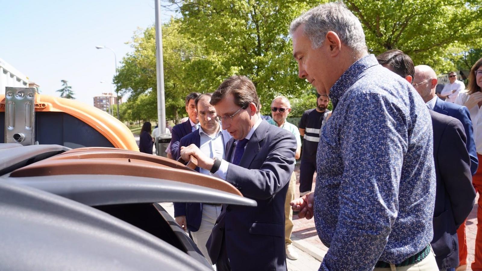 La capital renovará 30.000 contenedores de recogida de residuos de gran capacidad