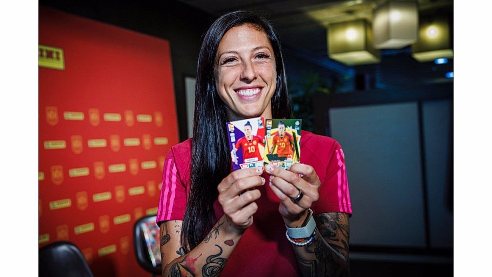  Panini presenta el álbum oficial del Mundial femenino y los cromos de la selección española