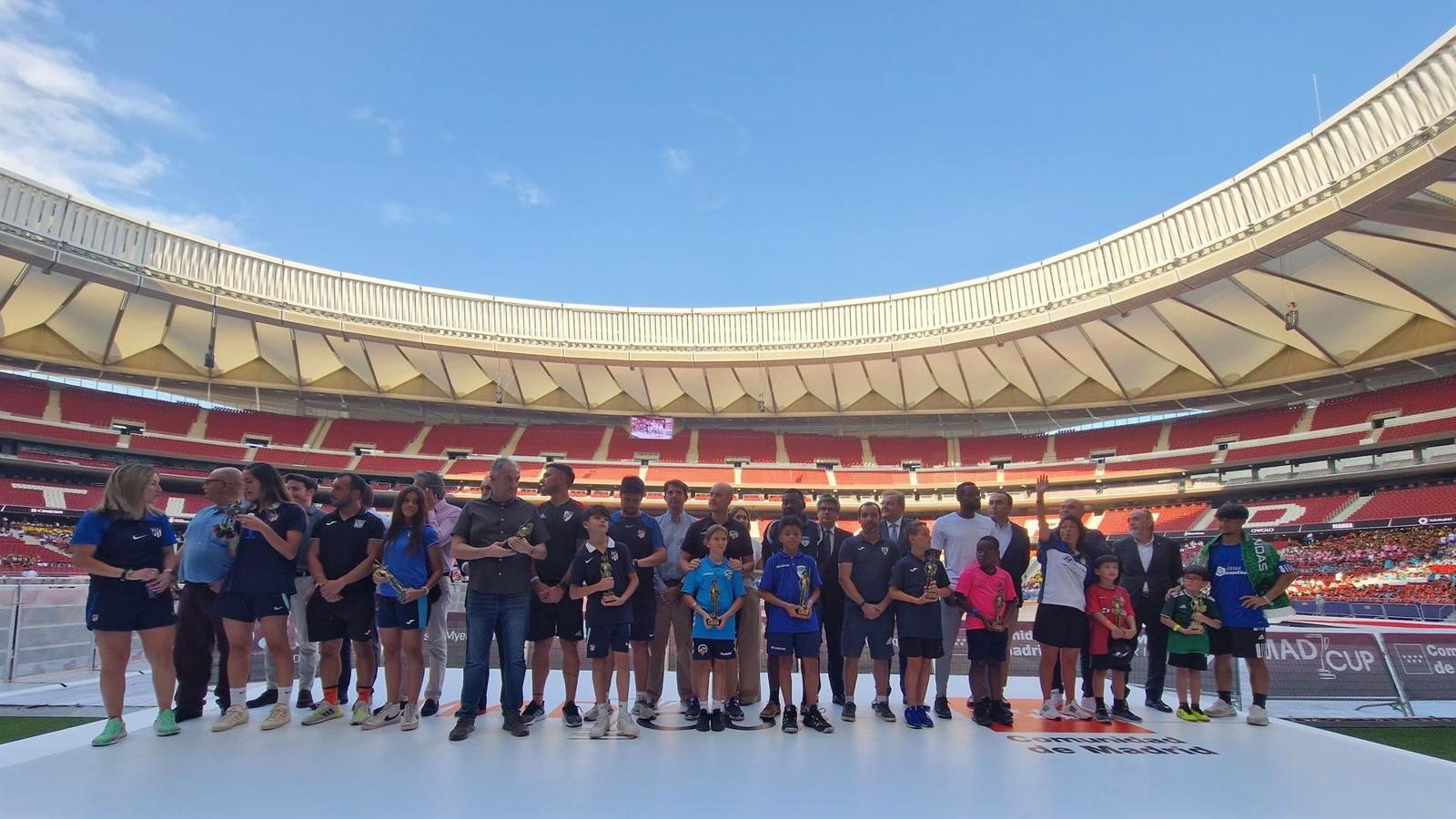 El Civitas Metropolitano rinde homenaje a los participantes de la Madcup 2023, torneo referente del fútbol base