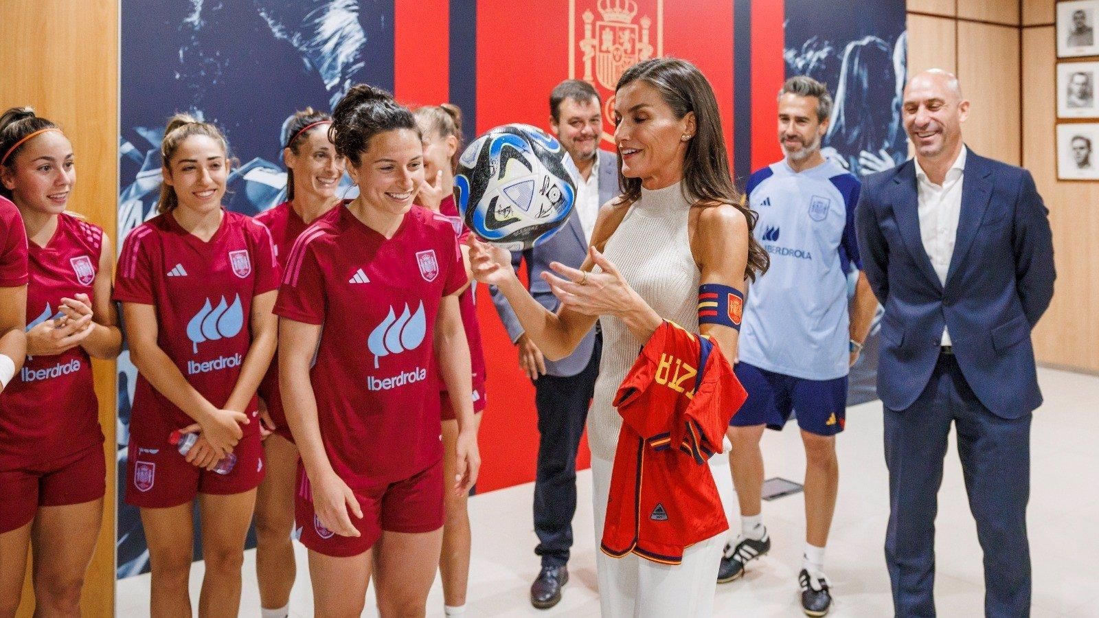 La Reina Letizia visita a la selección femenina en su entrenamiento en Las Rozas