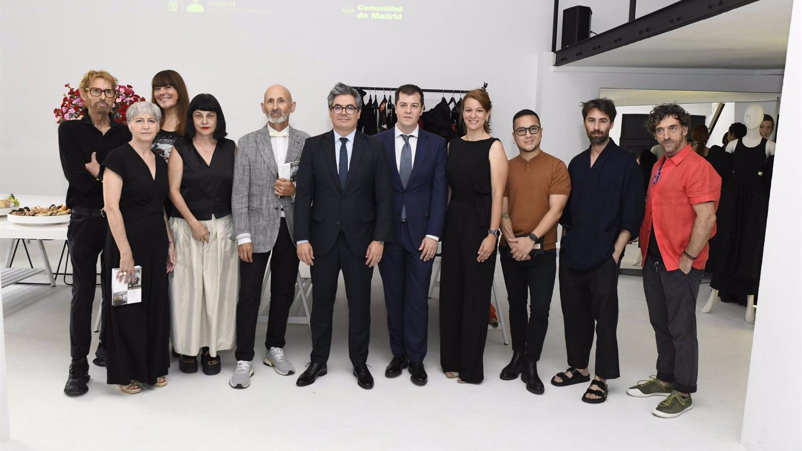 Una ruta recorre 43 talleres de costura de creadores españoles para dar a conocer la moda de autor