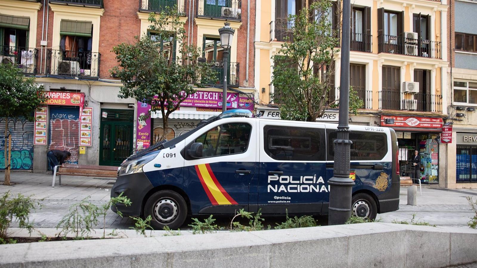Despliegue policial en el barrio de Lavapiés contra la falsificación de ropa y calzado