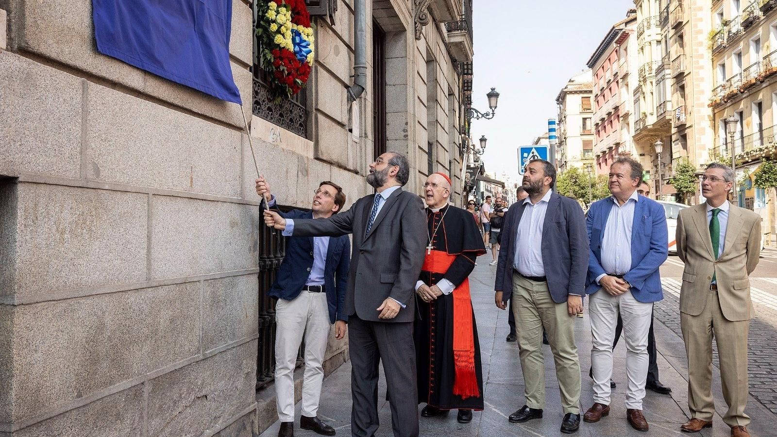Una placa recuerda a Calderón de la Barca en la desaparecida parroquia de San Salvador, lugar de su primera sepultura